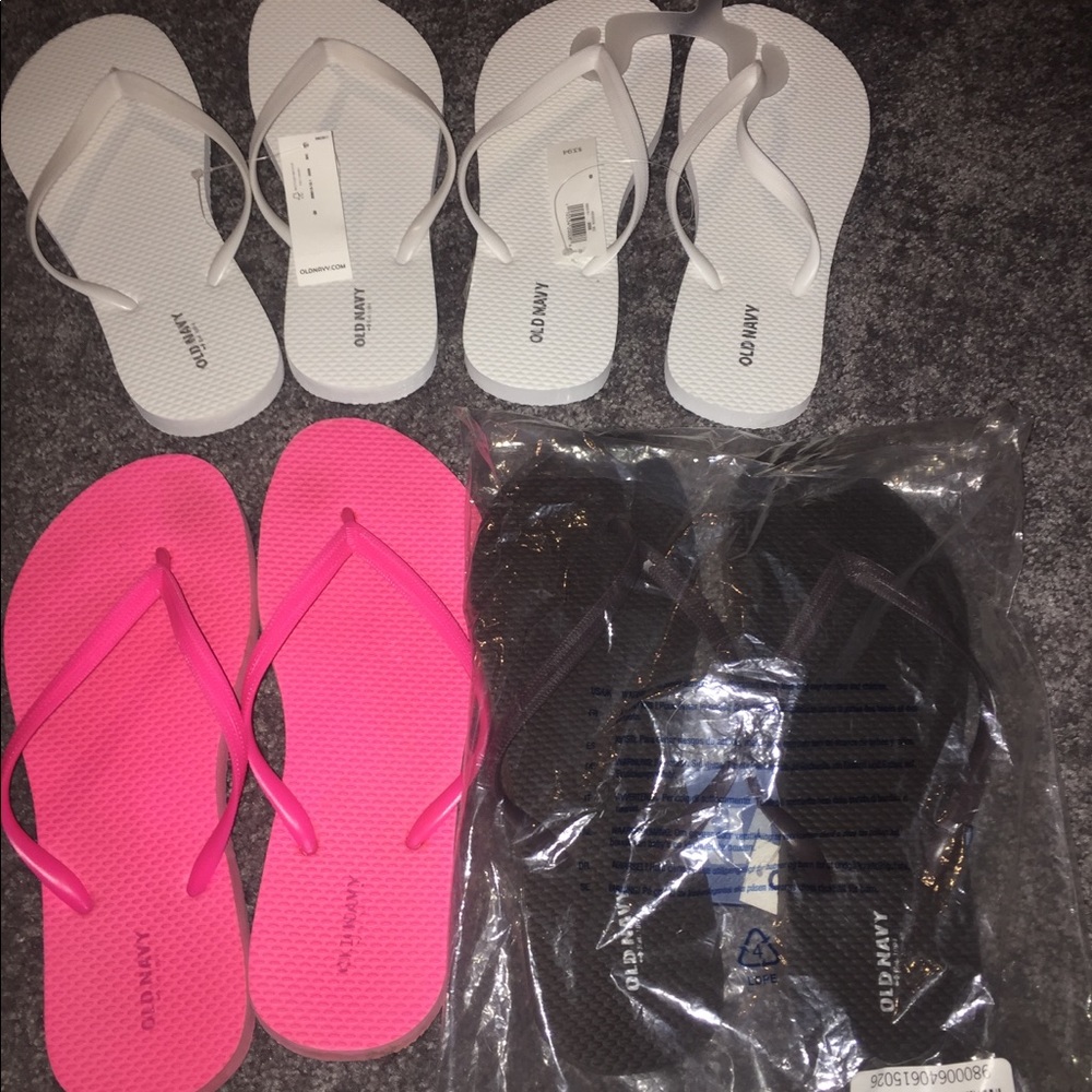 4 PAIRS of old navy flip flops